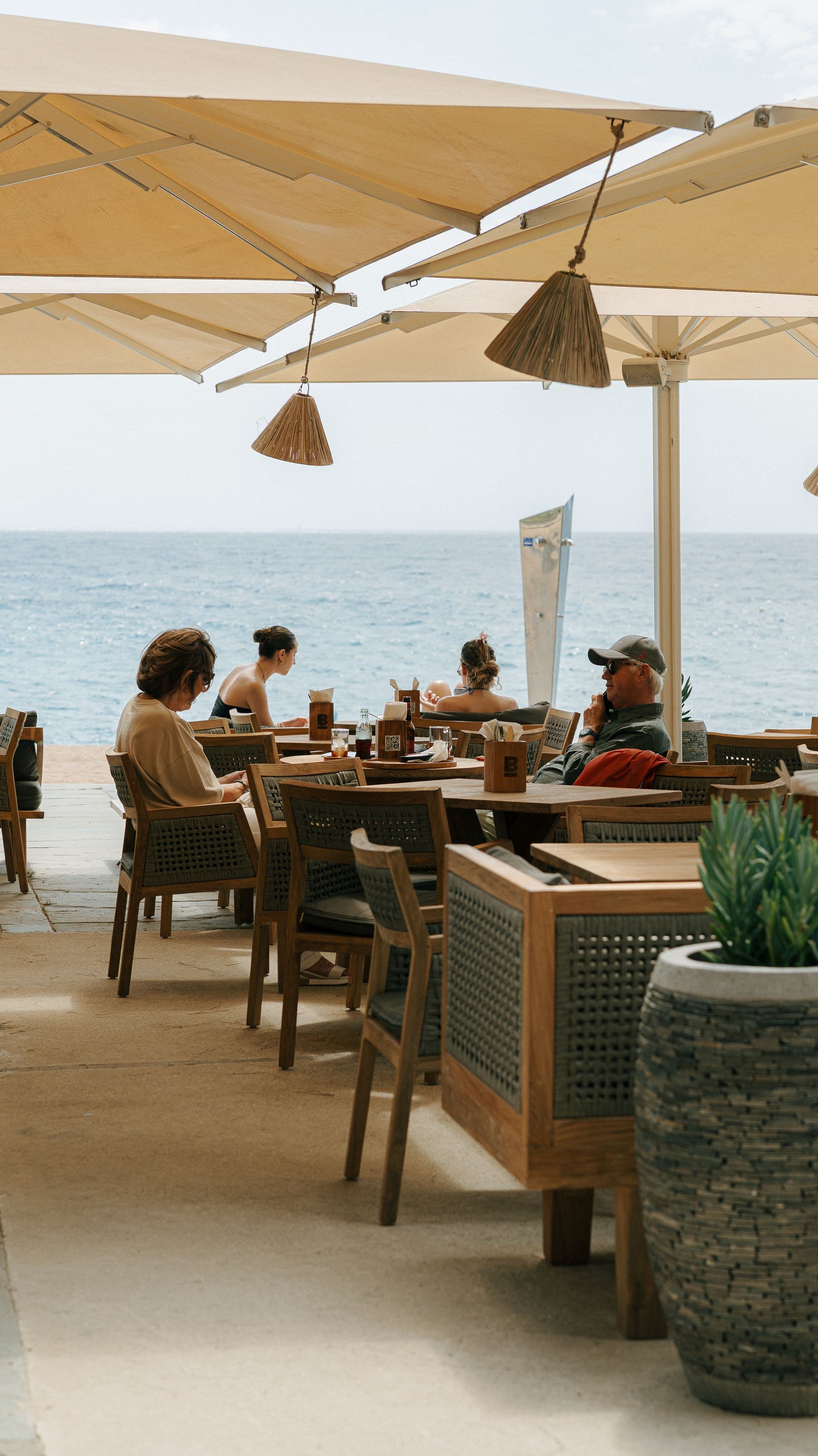 La terraza de Blokes frente al mar